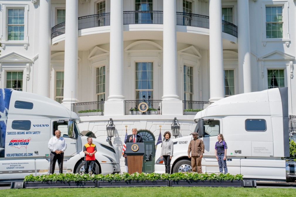 VIDEO. Șoferii de camion, primiți la Casa Albă de președintele Donald Trump: „sunteți niște eroi”