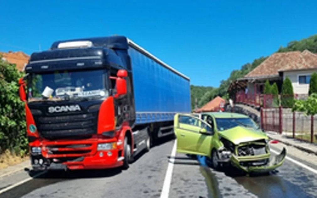 Trei persoane printre care o fetiță, rănite după un accident de camion