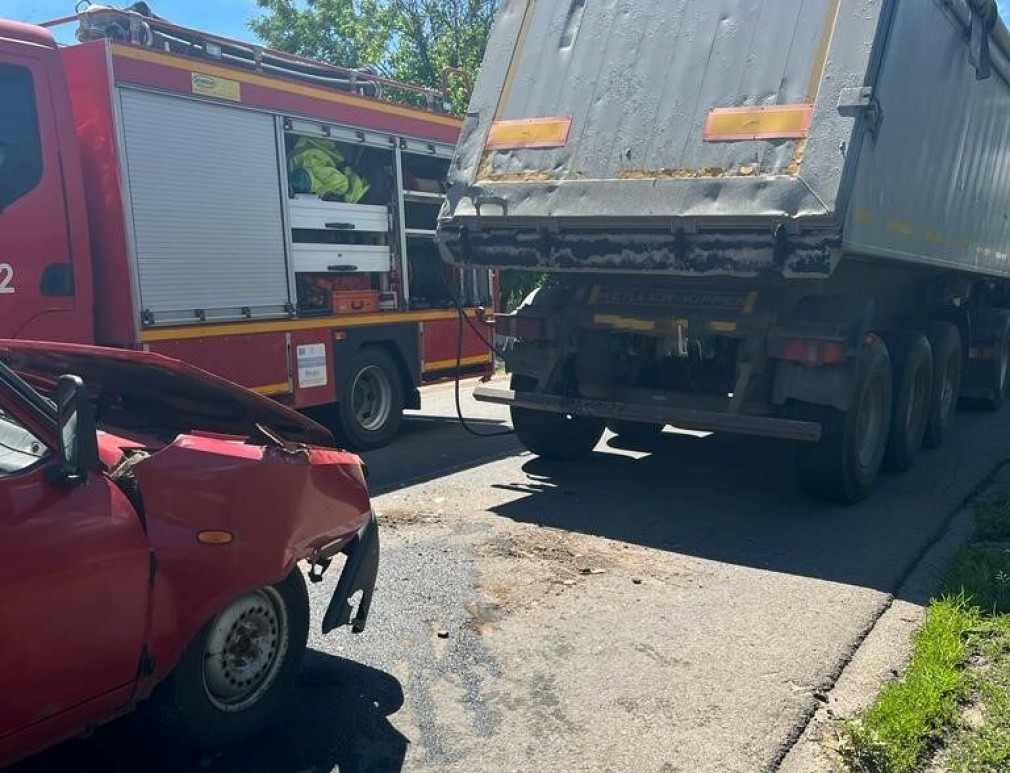 Trei răniți, după ce o Dacia veche a fost „șifonată” de un camion