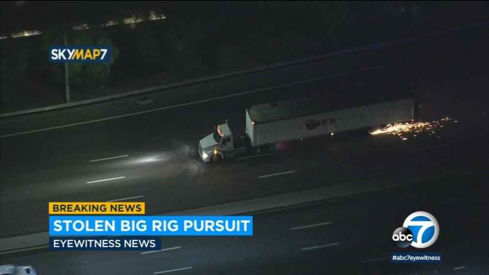 VIDEO Poliția a urmărit ore în șir un hoț de camioane, a blocat autostrada și a tras în cauciucuri