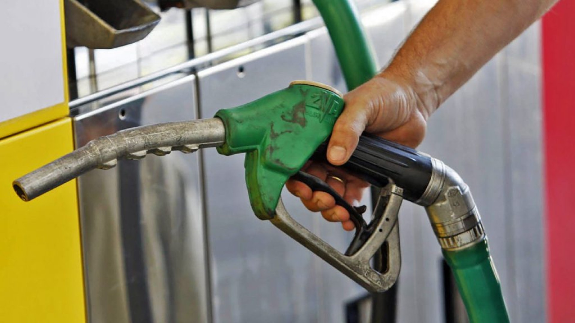 Ieftinirea carburanților cu 50 de bani intră în vigoare de miercuri