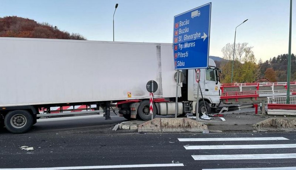 Un camion a lovit un parapet la intersecția cu Centura Brașov