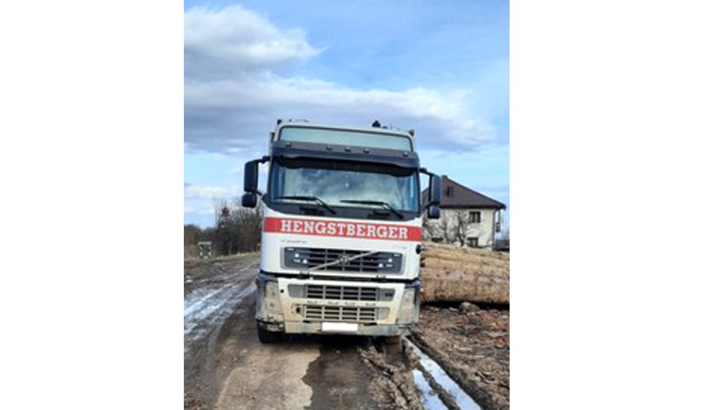 Suceava. Un camion confiscat de polițiști pentru transport ilegal de lemn