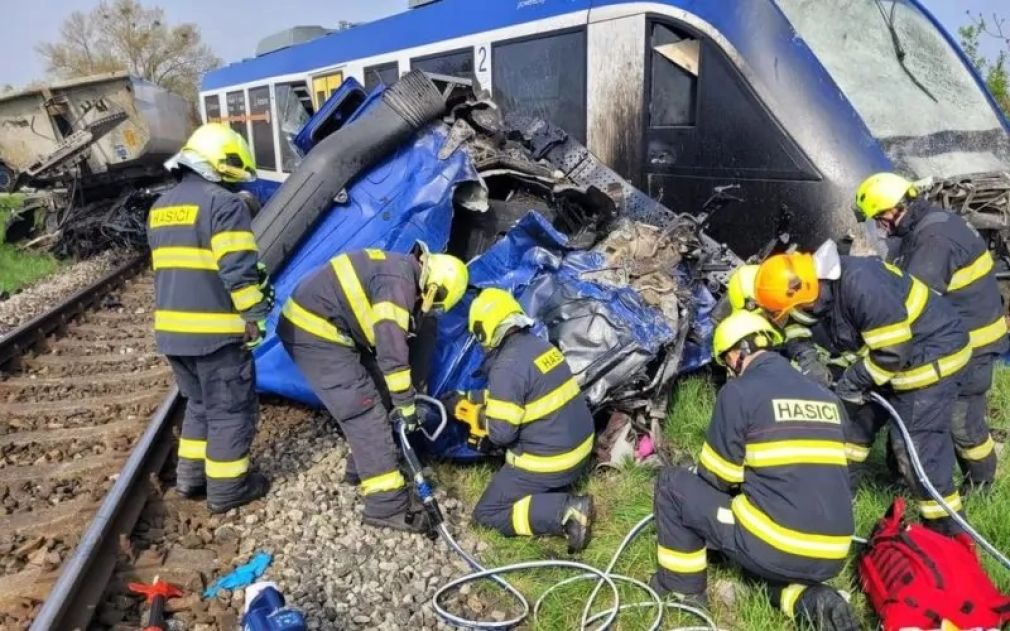 Un mort și 20 de răniți. Un tren a deraiat după coliziunea cu un camion