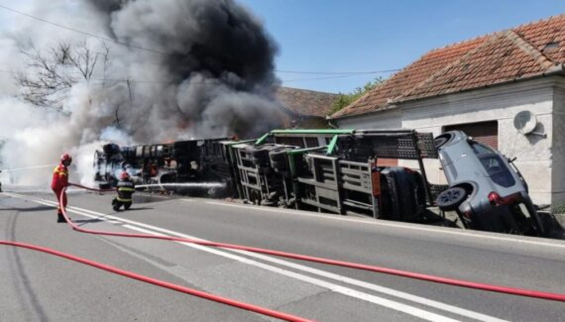 Opt Dacii distruse după ce camionul care le transporta s-a răsturnat într-un șanț și a luat foc