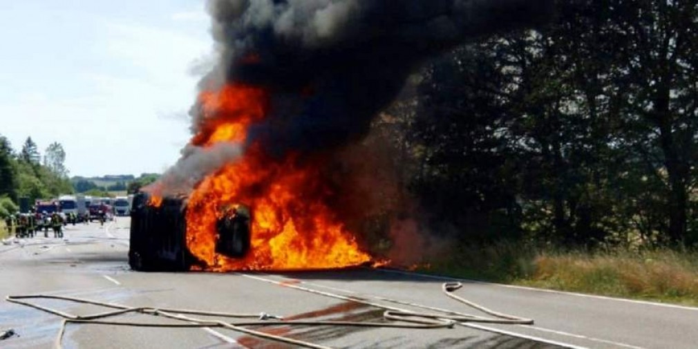 Germania: Un şofer profesionist român, cu camionul răsturnat și incendiat