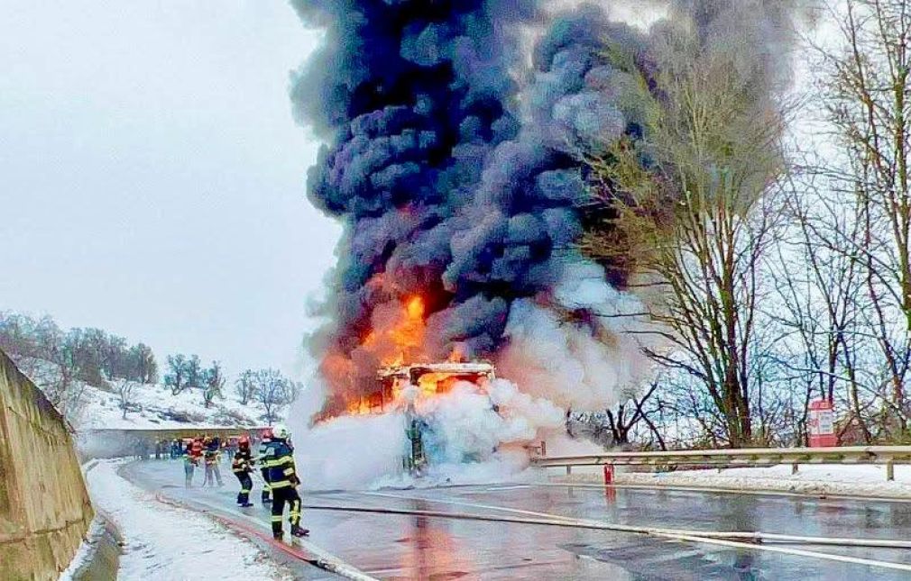 VIDEO. Un autocar a luat foc în județul Mureș