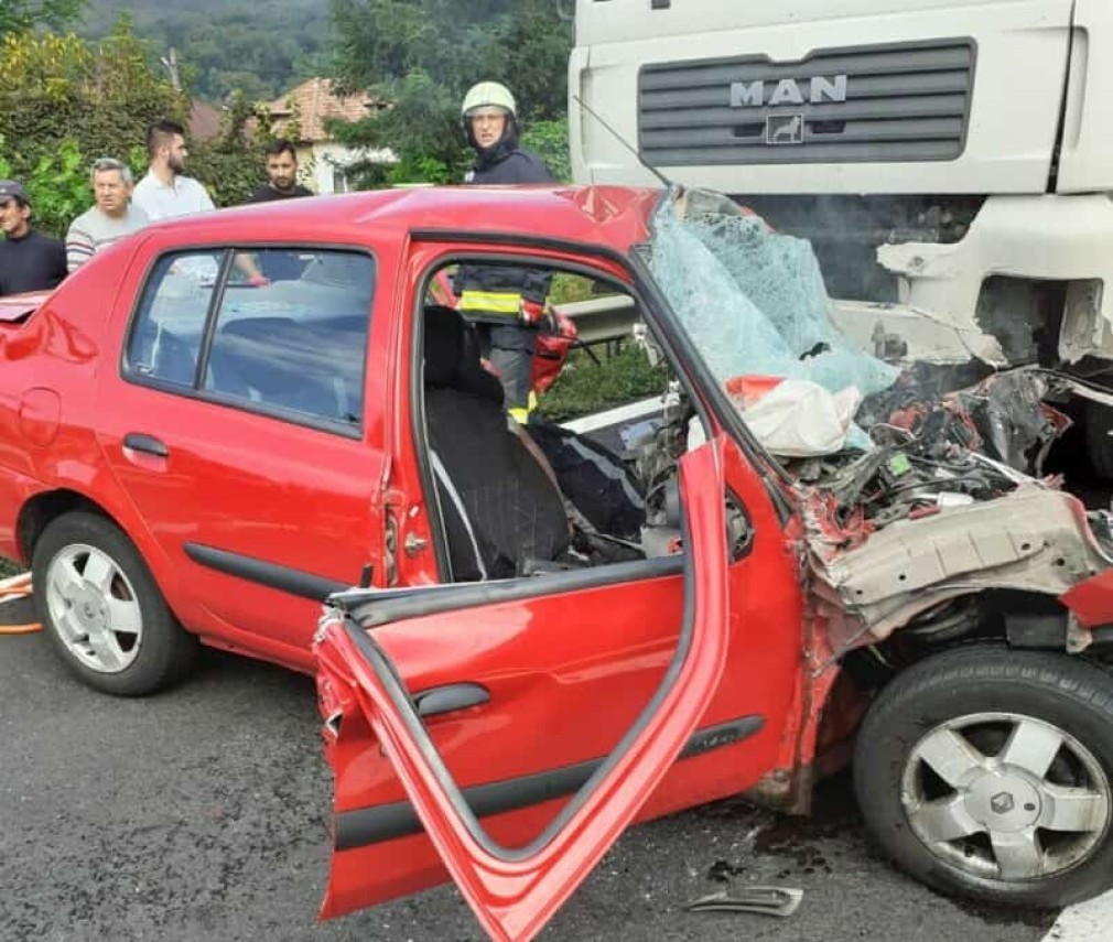 Două persoane au murit după impactul dintre un camion și o mașină