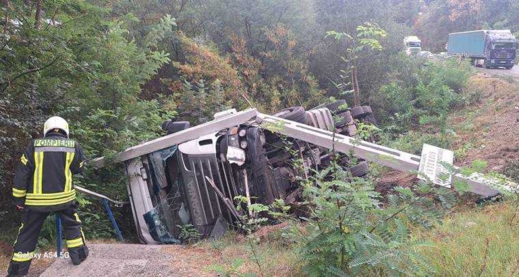 Un camion cu remorcă s-a răsturnat. O femeie e la spital!