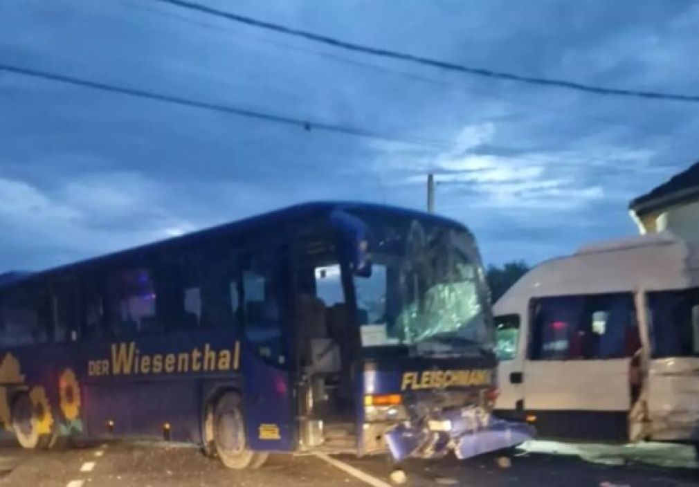 Impact violent între un autobuz şi un microbuz cu 8 victime