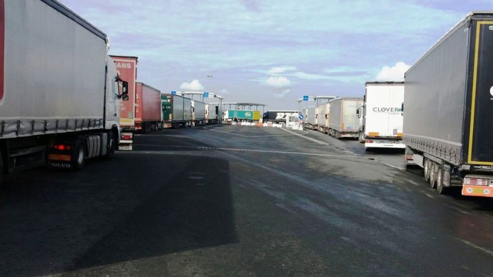 Coada de camioane care aşteaptă să iasă din România către Ucraina măsoară peste 25 de kilometri