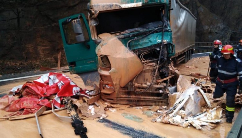 VIDEO. Accident între un camion turcesc și unul bulgăresc la Sibiu