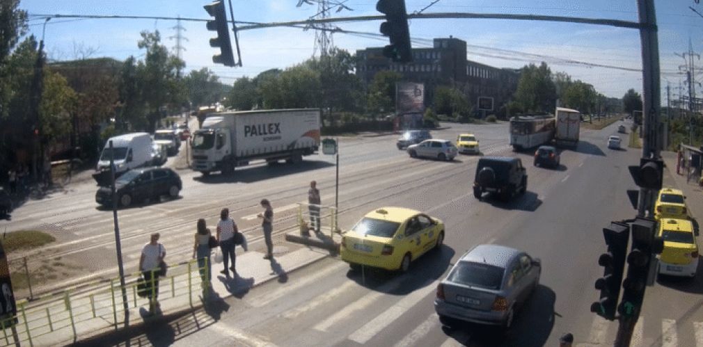 VIDEO Un camion a izbit un tramvai