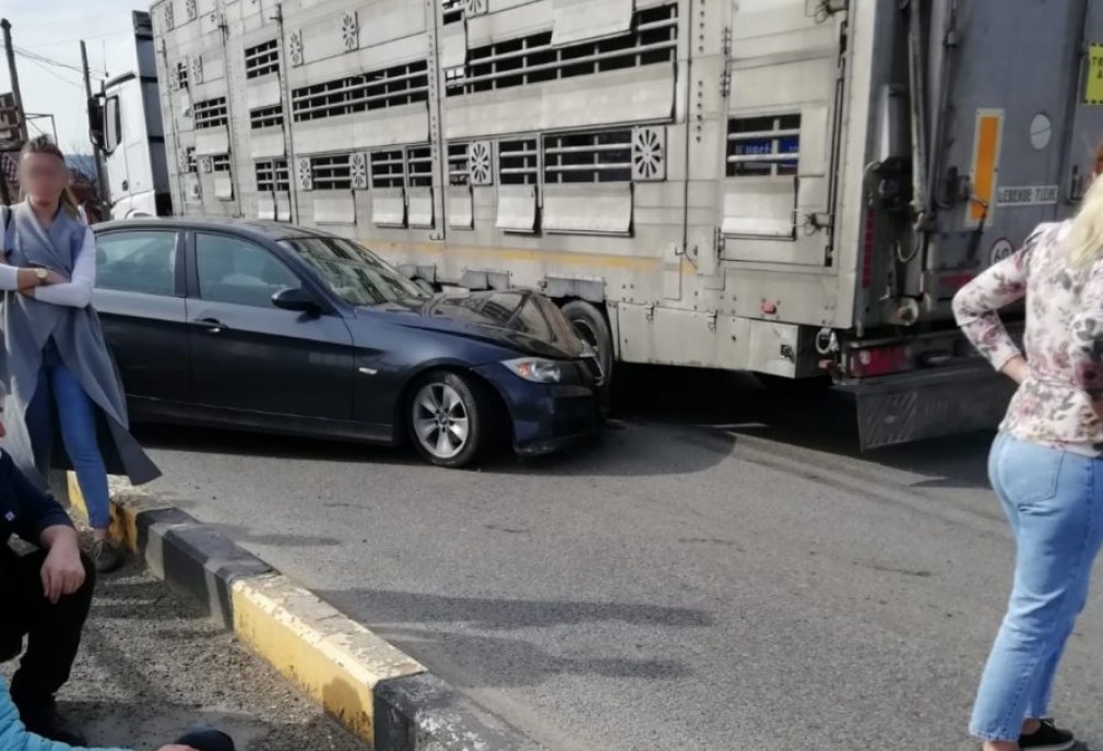 Șoferul unui camion a depășit un biciclist și a lovit un bolid de lux