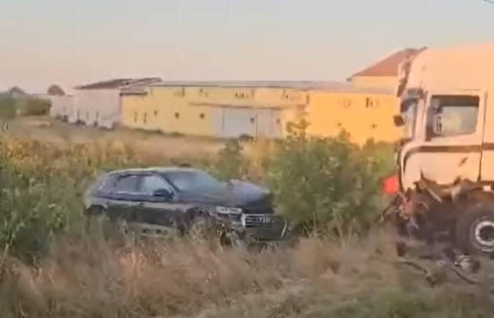 Accident teribil între două autoturisme și un camion