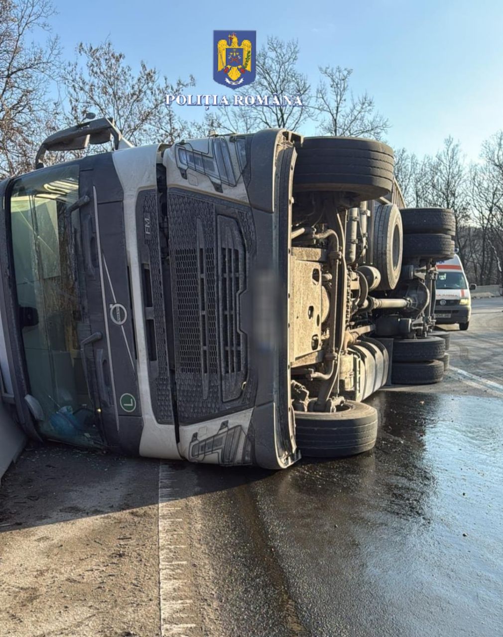 Un camion s-a răsturnat în apropiere de Hațeg