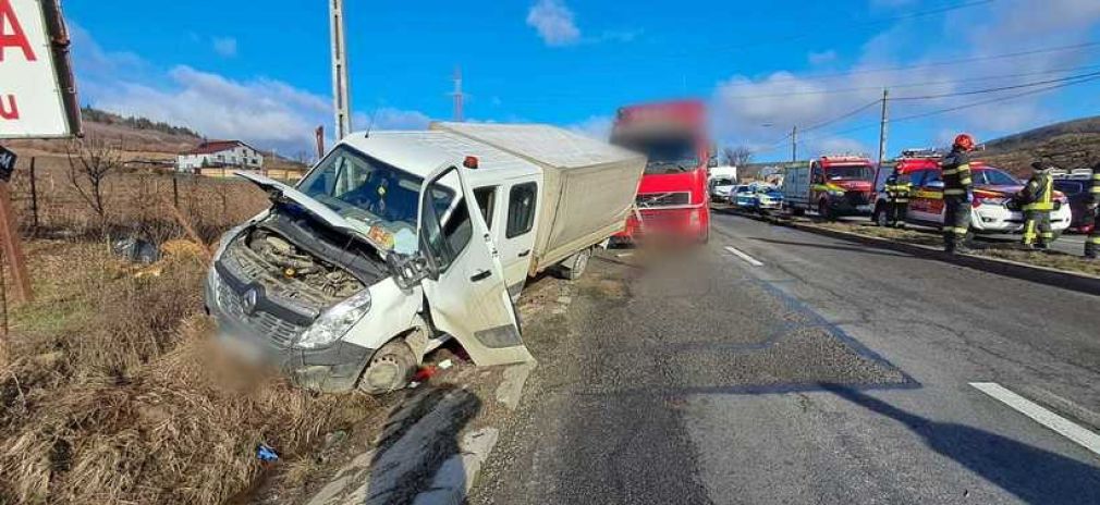 Bărbat rănit după accidentul dintre un camion și o autoutilitară