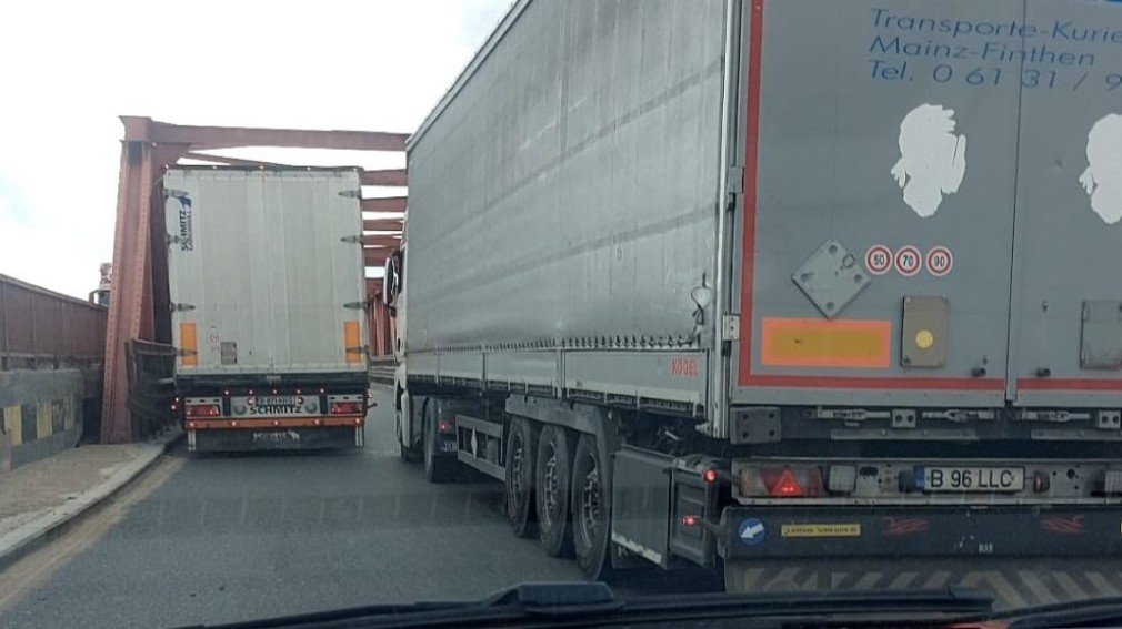 Cozi de kilometri după ce un camion a rămas blocat pe pod la Mărăcineni
