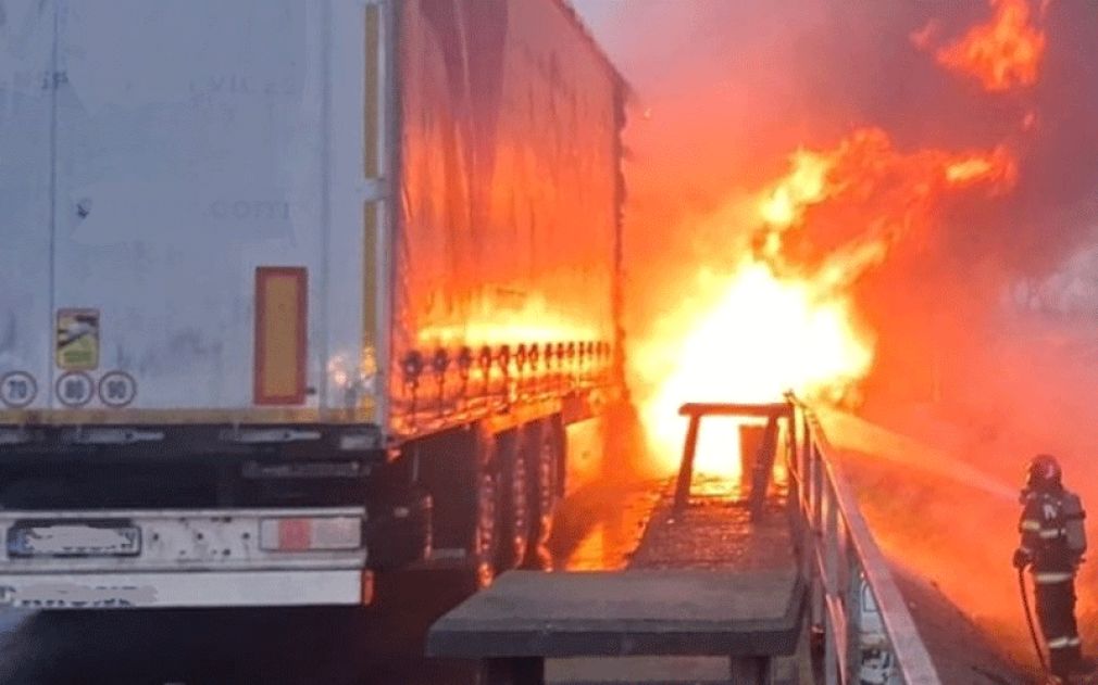 Camion, în flăcări. I-a explodat un cauciuc