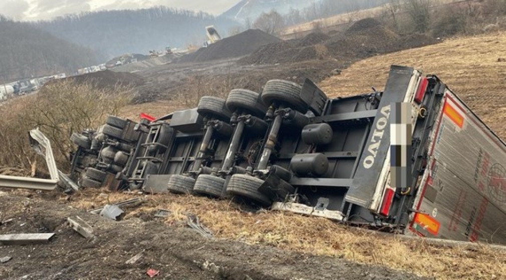 Camionul implicat în accidentul mortal de la Bologa, tractat duminică
