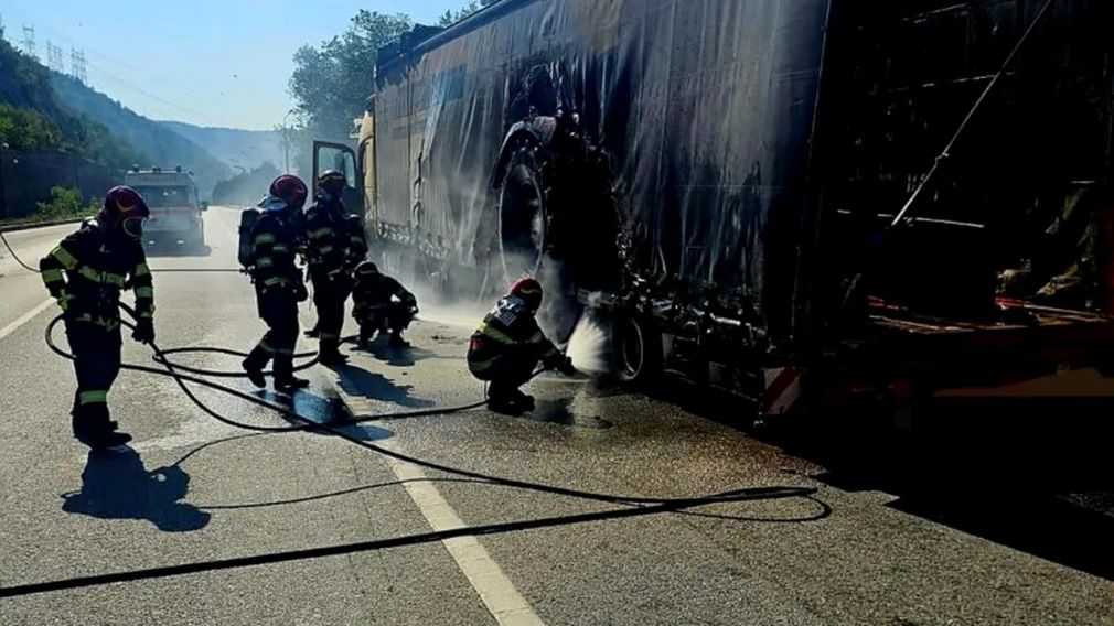 Un camion este în flăcări lângă Porțile de Fier
