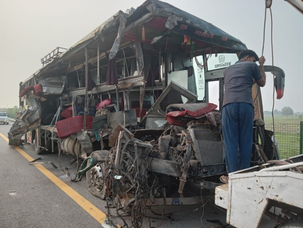 Un autobuz cu 2 etaje a intrat frontal într-un camion. Sunt mulți morți