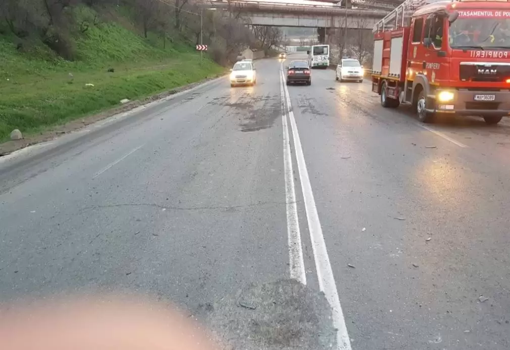 Un rulou de tablă a cazut dintr-o autoutilitară și a lovit un autobuz
