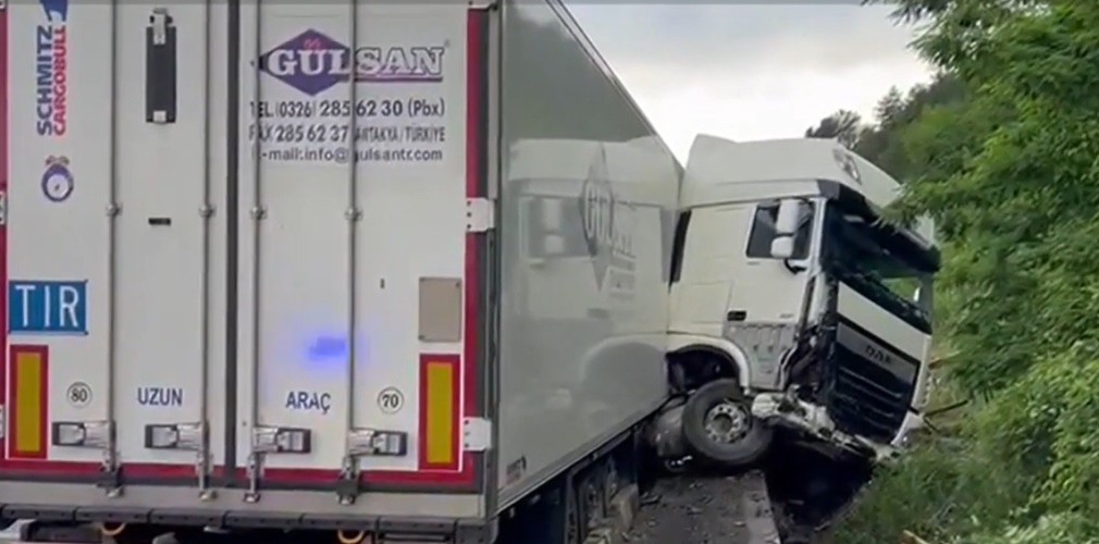VIDEO. Un şofer de camion a pierdut controlul şi s-a răsturnat cu mastodontul pe o şosea