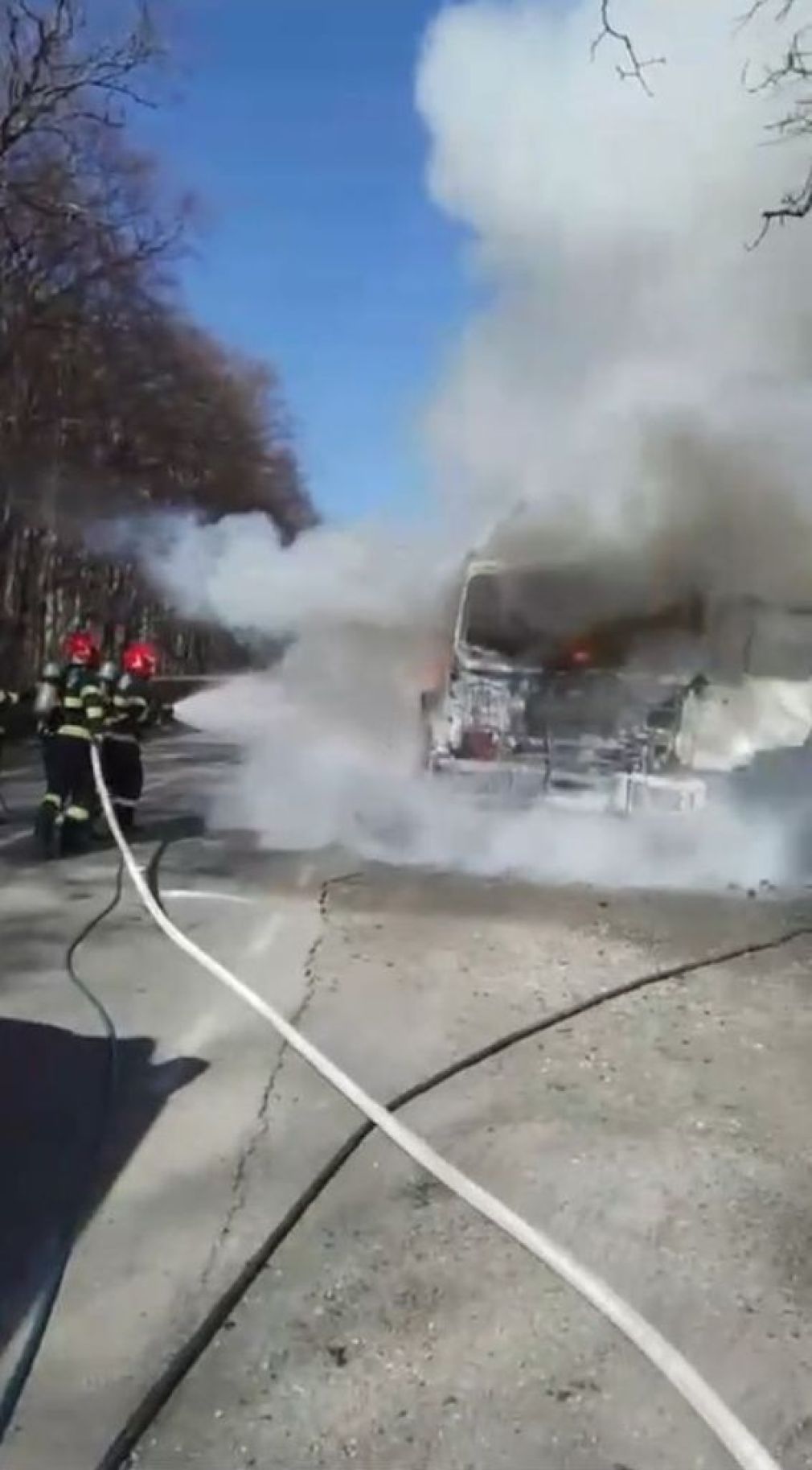 VIDEO Un camion cu lemne a luat foc