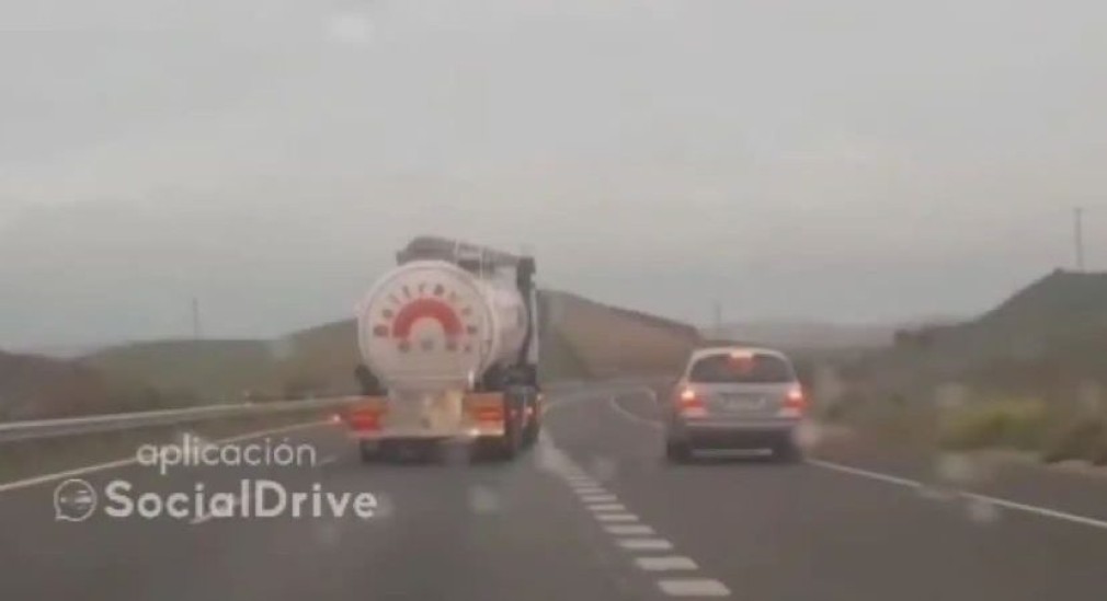 VIDEO. Ce i s-a întâmplat unui șofer de camion care a decis că nimeni nu îl depășește pe autostradă