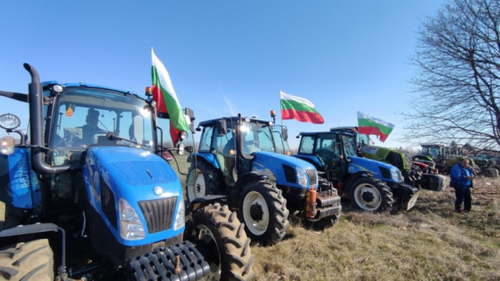 Agricultorii bulgari au blocat o şosea în apopierea oraşului Ruse cu tractoare