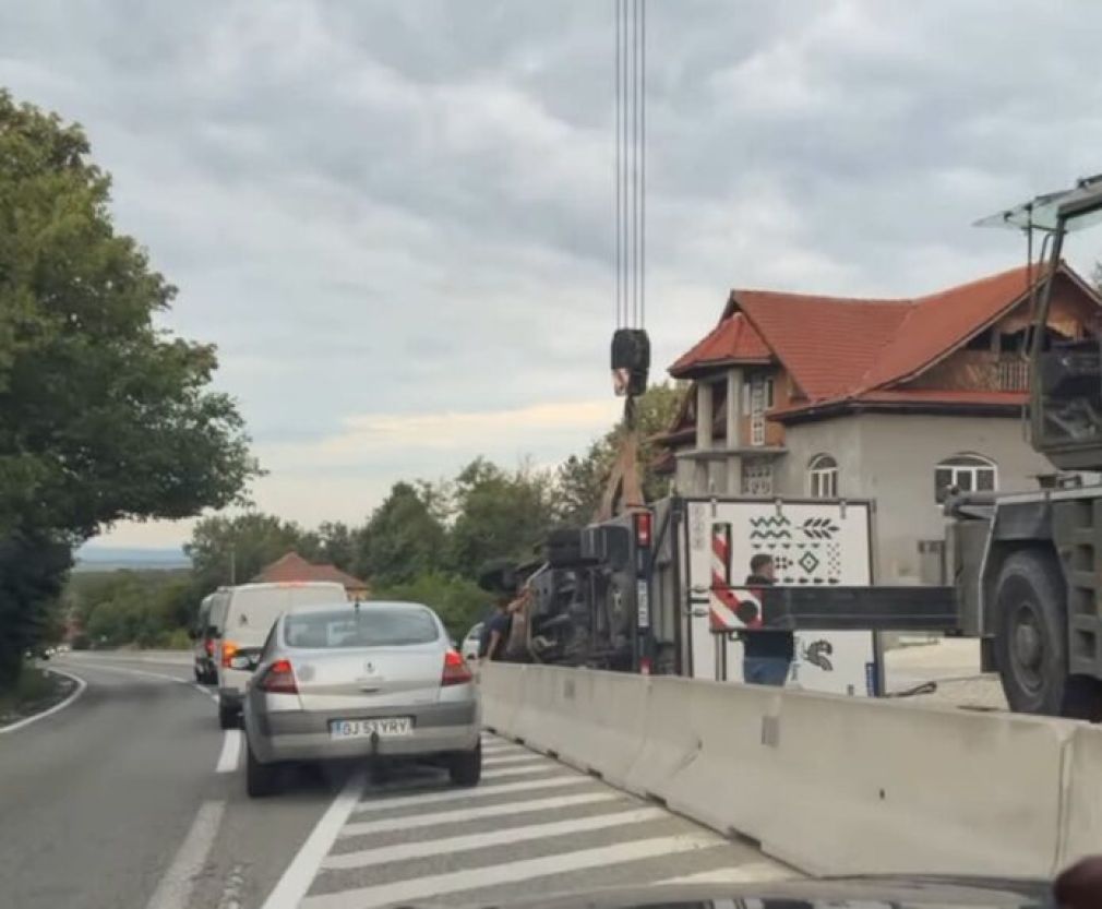 Camion răsturnat. O mașină îl ridică