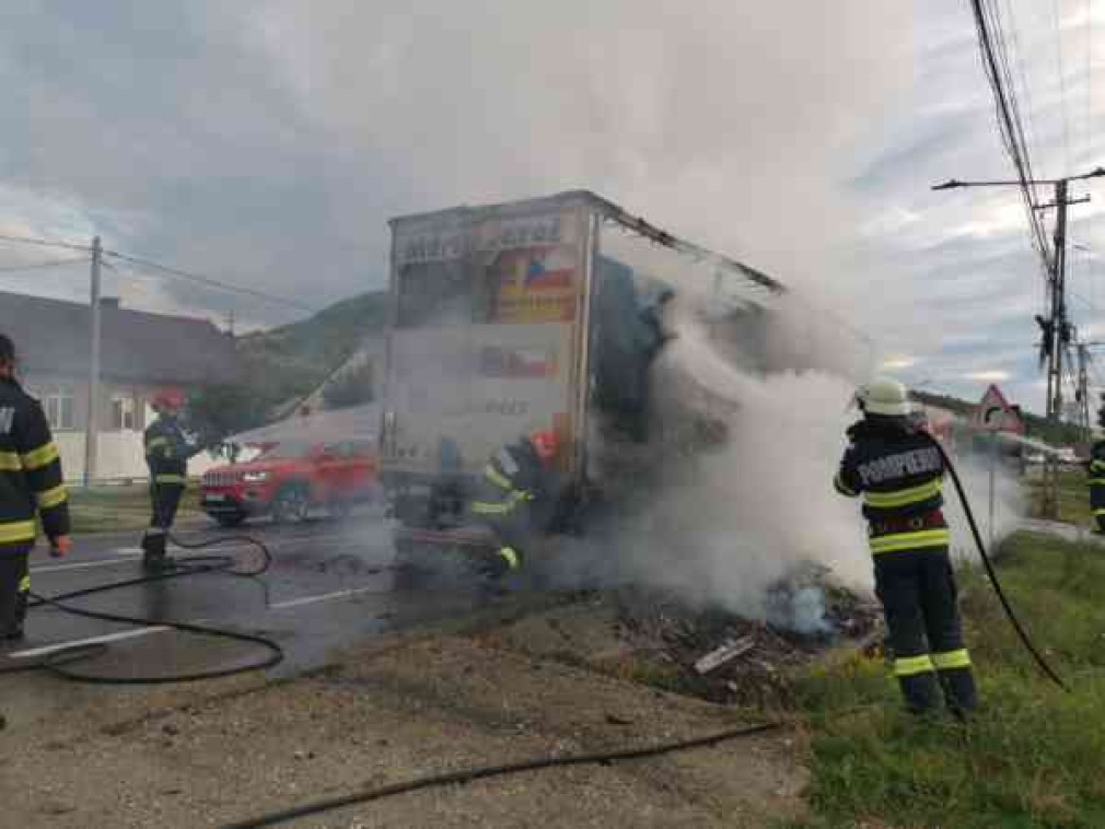 Un camion încărcat cu baloți de carton a luat foc în Viișoara