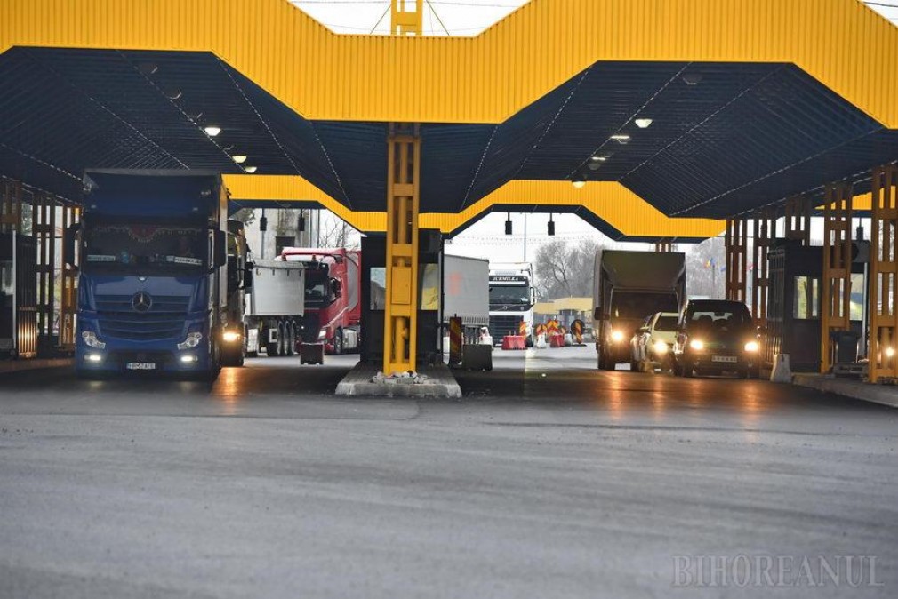 Polițiștii de frontieră le-au cerut șoferilor de camion 100 de euro ca să nu mai stea la cozile de la ieșirea din țară