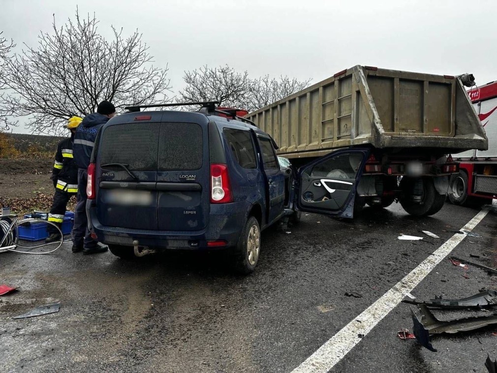 Un şofer a decedat, după ce a intrat cu maşina într-un camion
