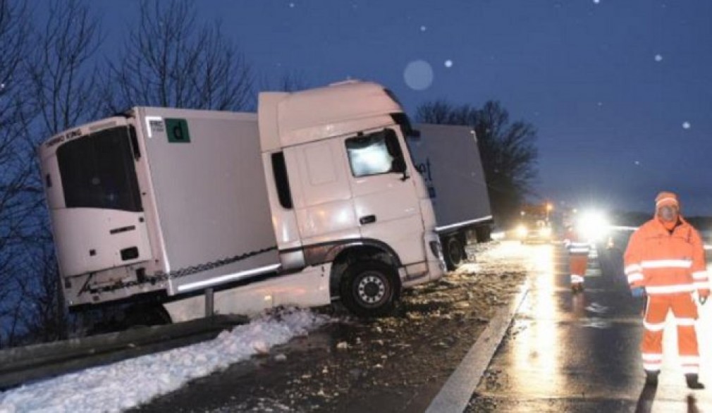 Șofer român de camion și soția sa, accident cumplit în Germania. S-au prăbușit cu mastodontul