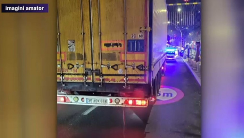 VIDEO. Încă un camion a fost la un pas să rămână blocat în Pasajul Unirii