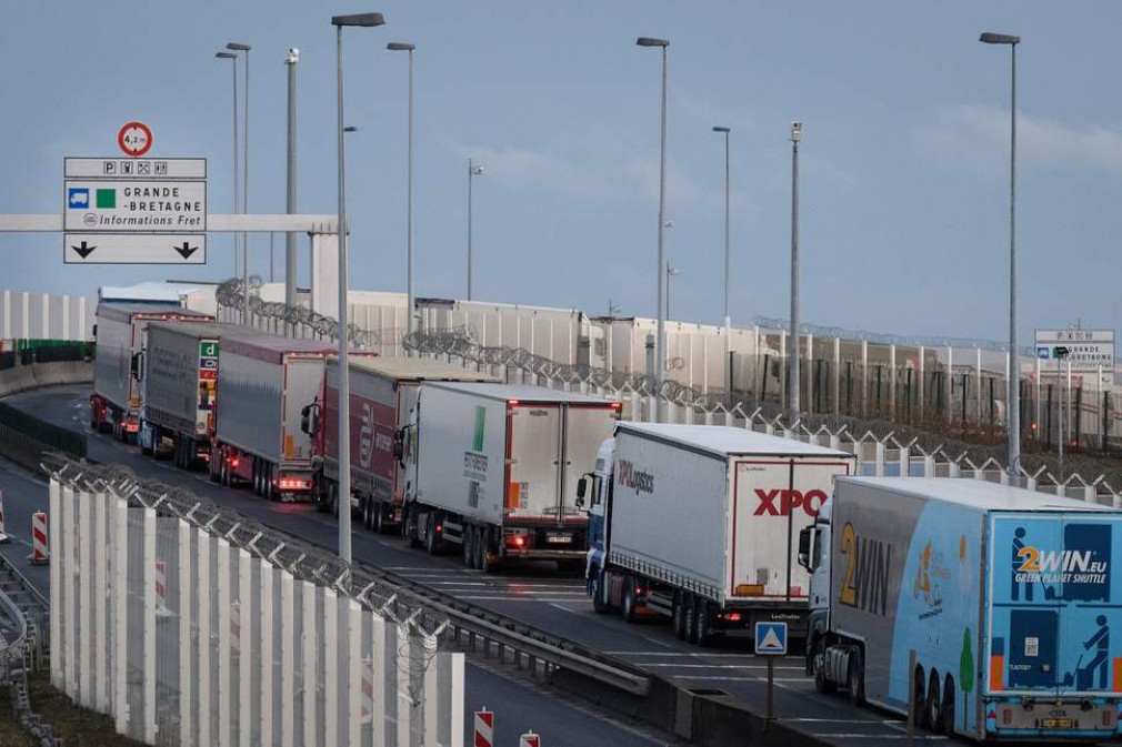 Sute de şoferi de camion prinşi în blocaje &quot;de probă&quot; la graniţa dintre Franţa şi Marea Britanie
