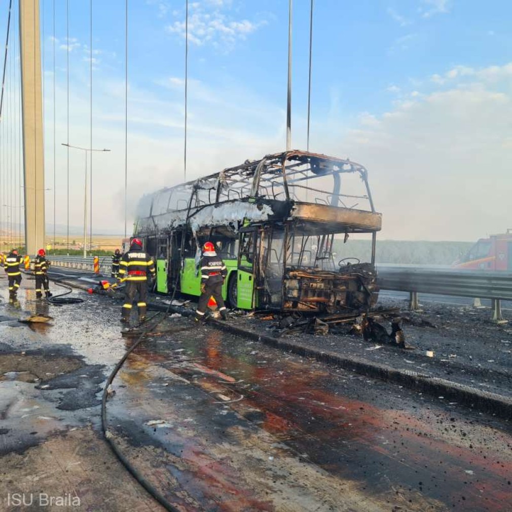 Un autocar cu 35 pasageri a ars complet pe Podul de la Brăila