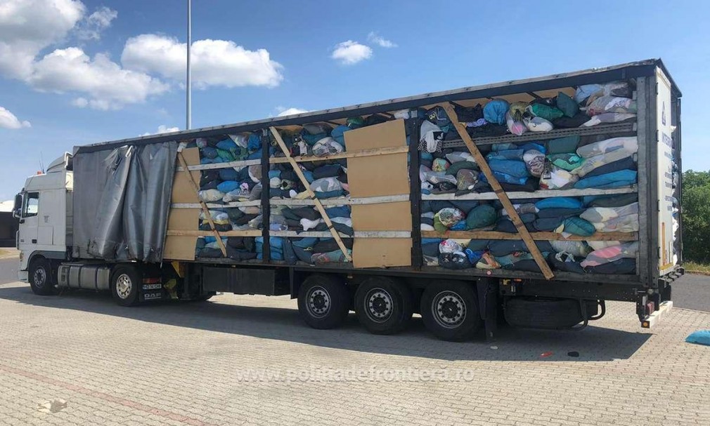 Șase camioane cu peste 100.000 kg de deșeuri oprite să intre în Romania