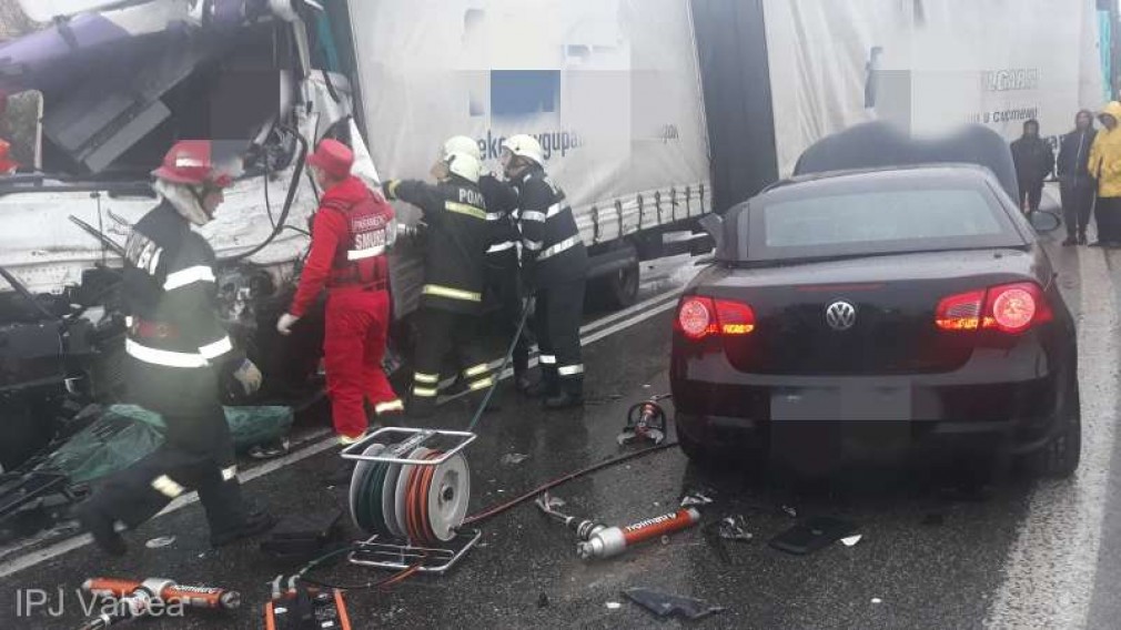 Șofer bulgar de CAMION a derapat și a izbit alt camion și un autoturism