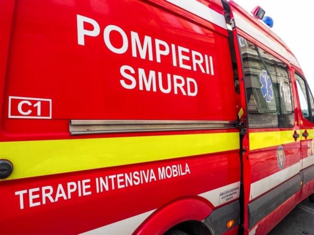 Un camion și un autoturism, avariate după impact