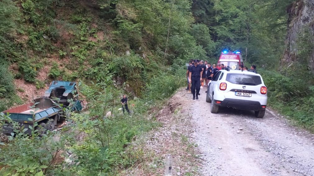 2 morți și 4 grav răniți după ce un camion a căzut într-o râpă
