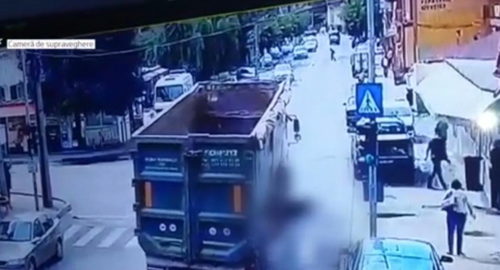 VIDEO Un șofer a făcut atac de panică după ce a lovit un bărbat cu camionul