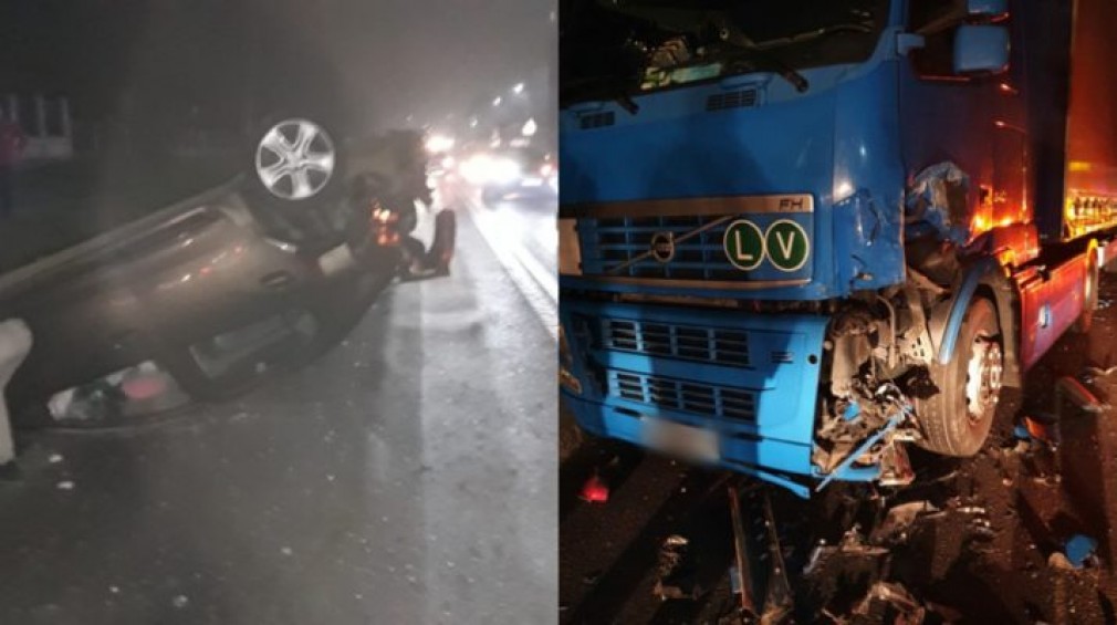 Un camion a izbit un autoturism pe care l-a răsturnat complet