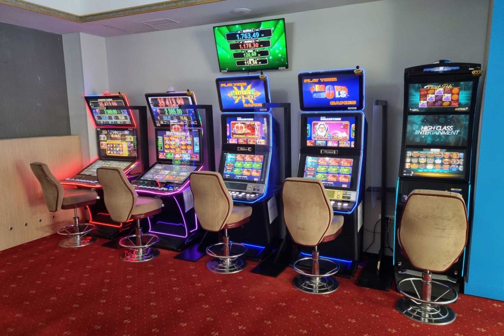 Un șofer de camion a pierdut 171.000 euro la păcănele. Ce spune Oficiul pentru Jocuri de Noroc