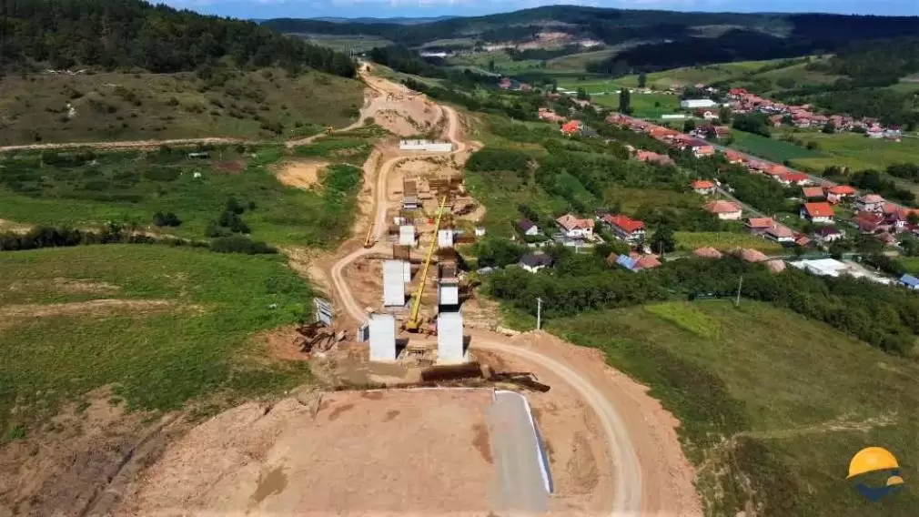 VIDEO Proteste după ce localnicii au fost obligați să mute un cimitir să facă loc la autostradă