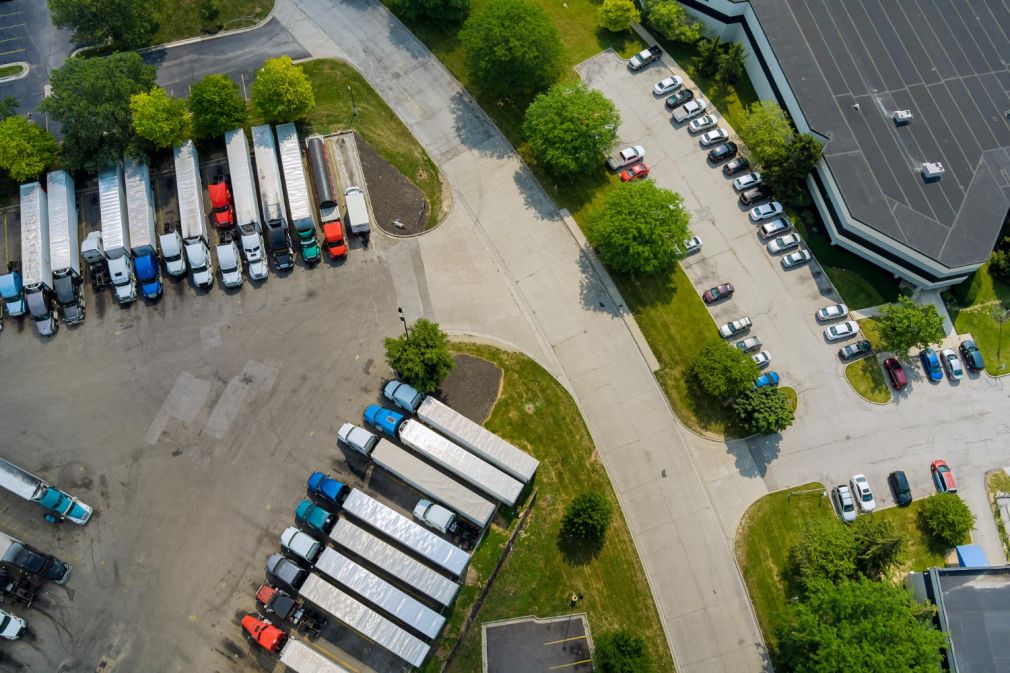 Doi tineri au furat 500 de litri dintr-un camion
