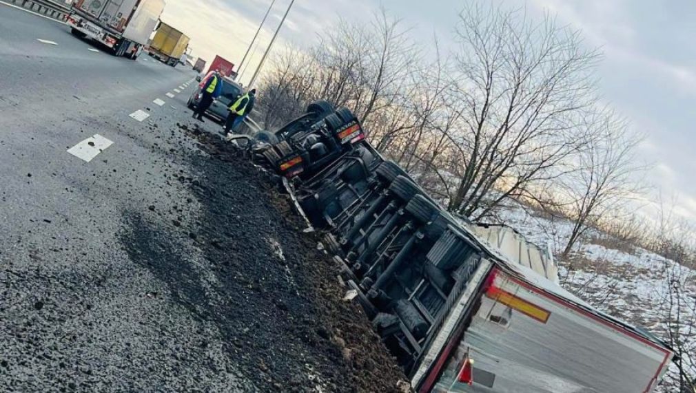 Camion cu semiremorcă răsturnat pe A1, la Giarmata