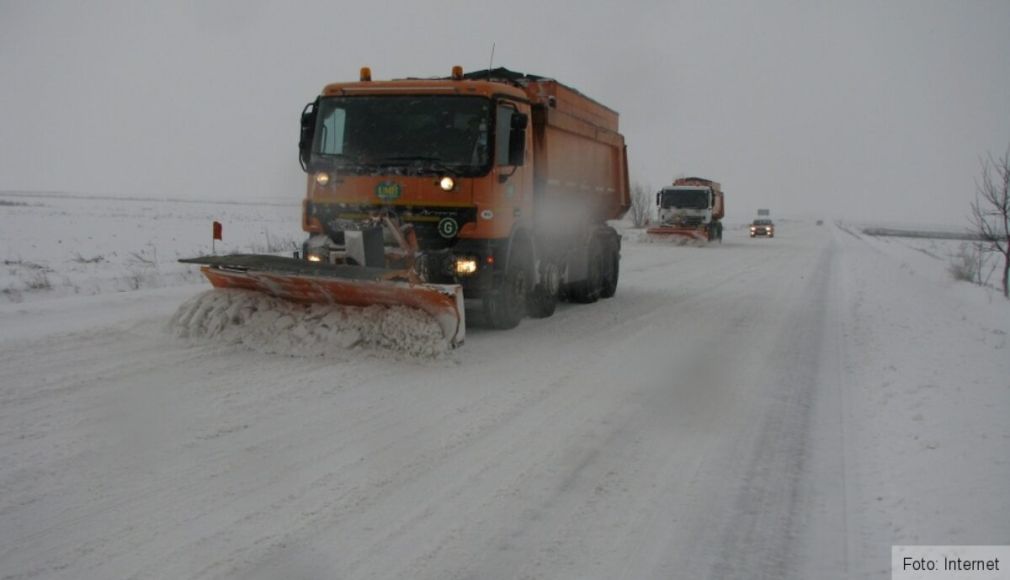 Un utilaj de deszăpezire a fost lovit de camion